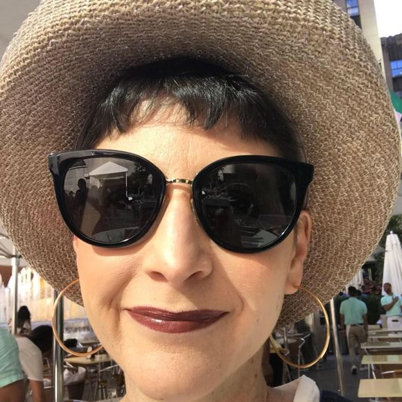 Meet your Posher, Leona - Picture 1 of 1